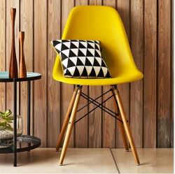 Cadeira Eames com base em madeira natural 
