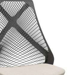 Cadeira Aproximação Bix em cores e estrutura cromada